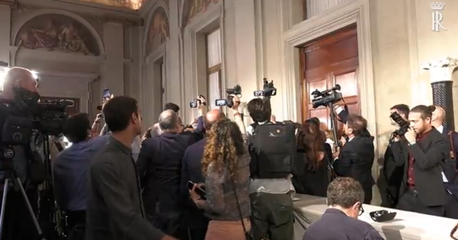 Ora sta diventando una barzelletta: Cottarelli da Mattarella va via dalla porta secondaria e non ne esce col Governo