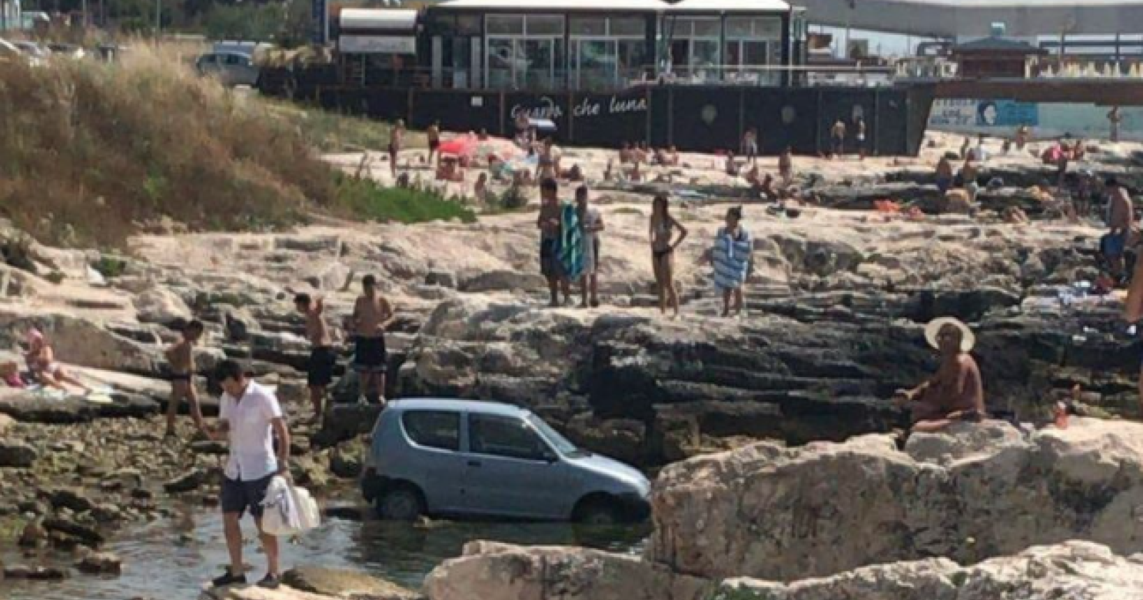 Manfredonia, auto finisce in mare: è polemica sulle barriere di protezione 