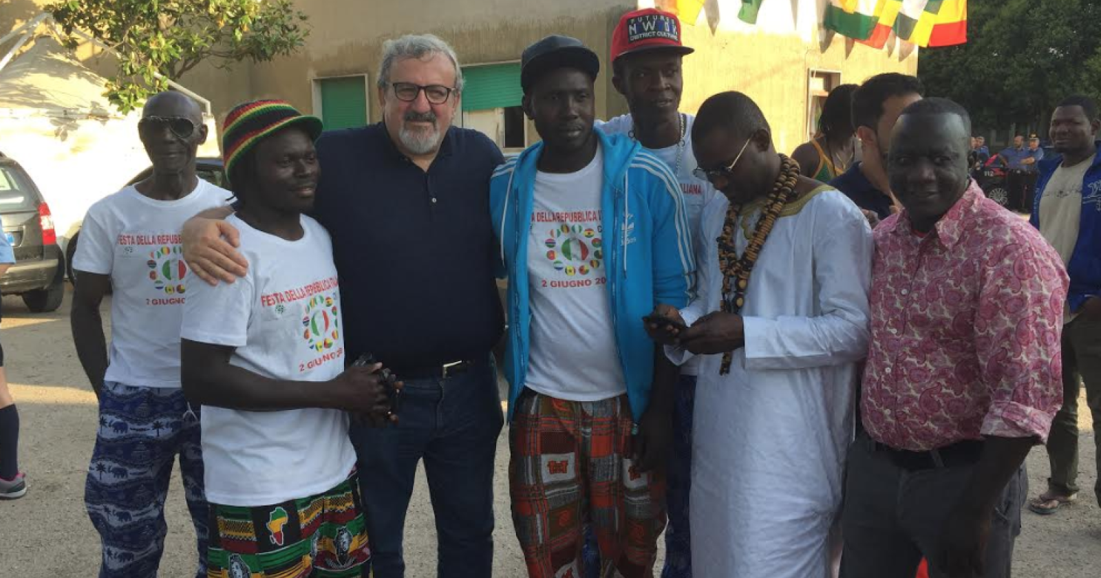 Dal ghetto ai campi senza caporali, Emiliano nell'Africa di San Severo: «Senza questi lavoratori l'agricoltura pugliese non potrebbe mai funzionare»