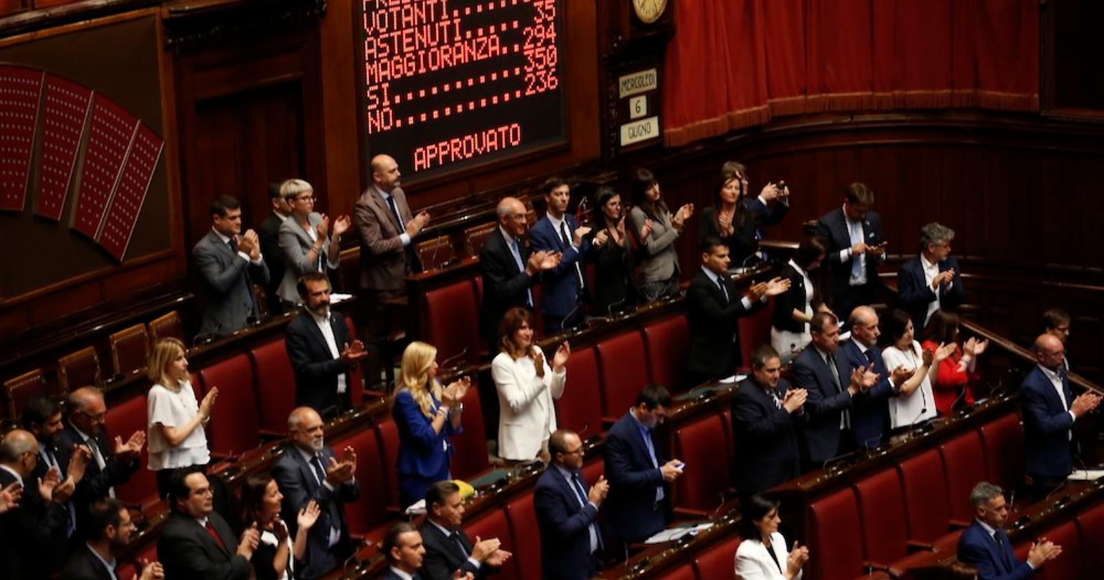 Schiacciante maggioranza alla Camera per Conte che guarda al Sud: «Io sono della Puglia»