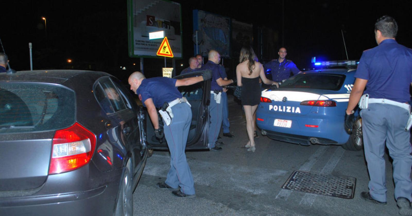 Potenza, prostituta nigeriana prende a morsi i poliziotti 