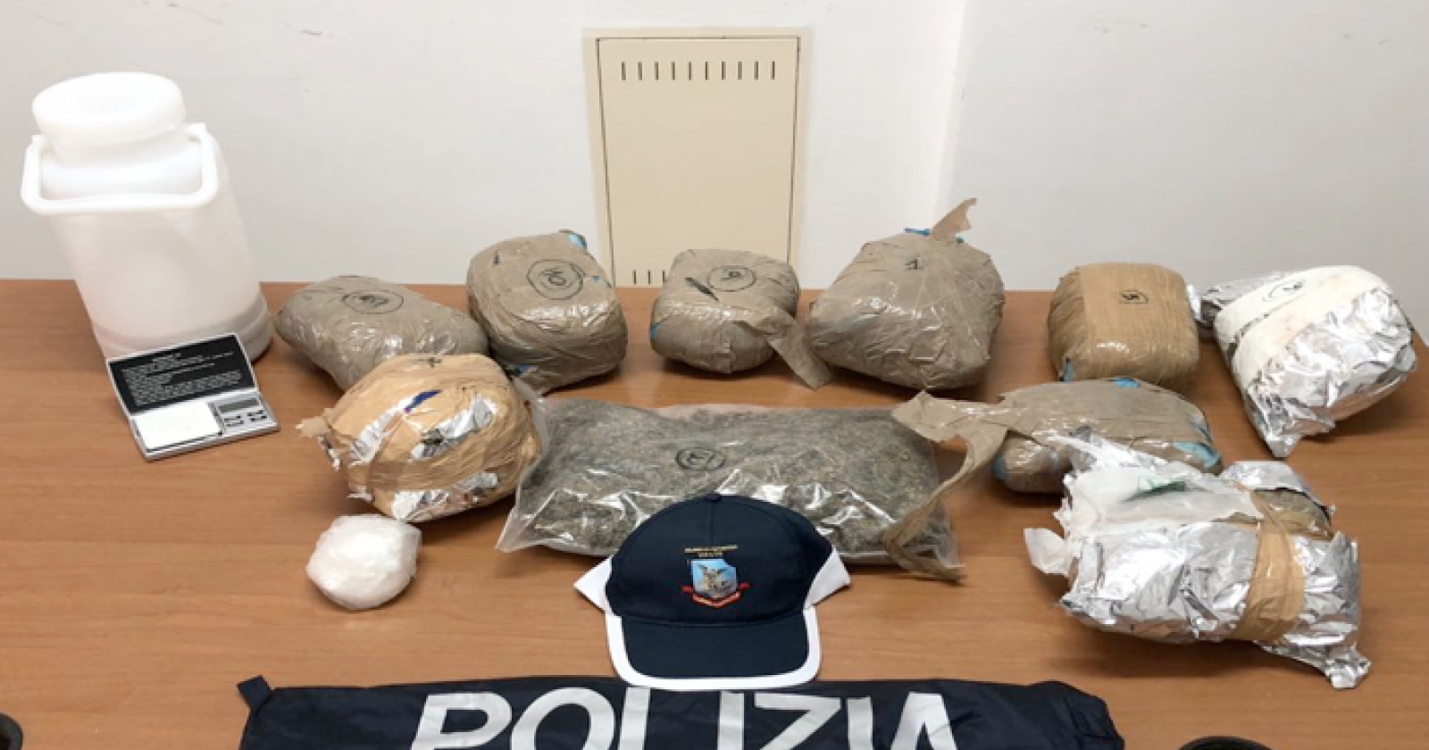 Cocaina e marijuana sottratte alla criminalità viestana: due arresti 
