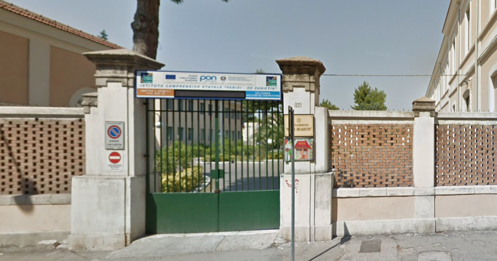 Scuola Parisi De Sanctis, finge di voler vedere i quadri ma rapina dipendete: arrestato 