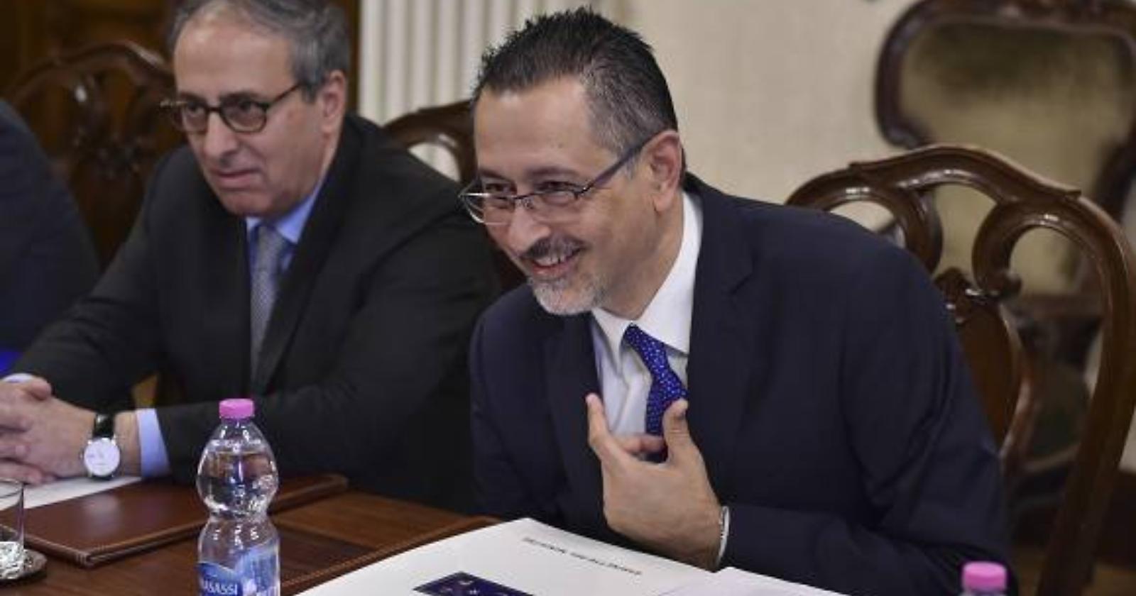 La Sanità di Pittella. Le accuse: «Abuso d’ufficio, falso ideologico per soppressione, truffa aggravata, turbata libertà degli incanti e corruzione». L'inchiesta arriva fino a Bari