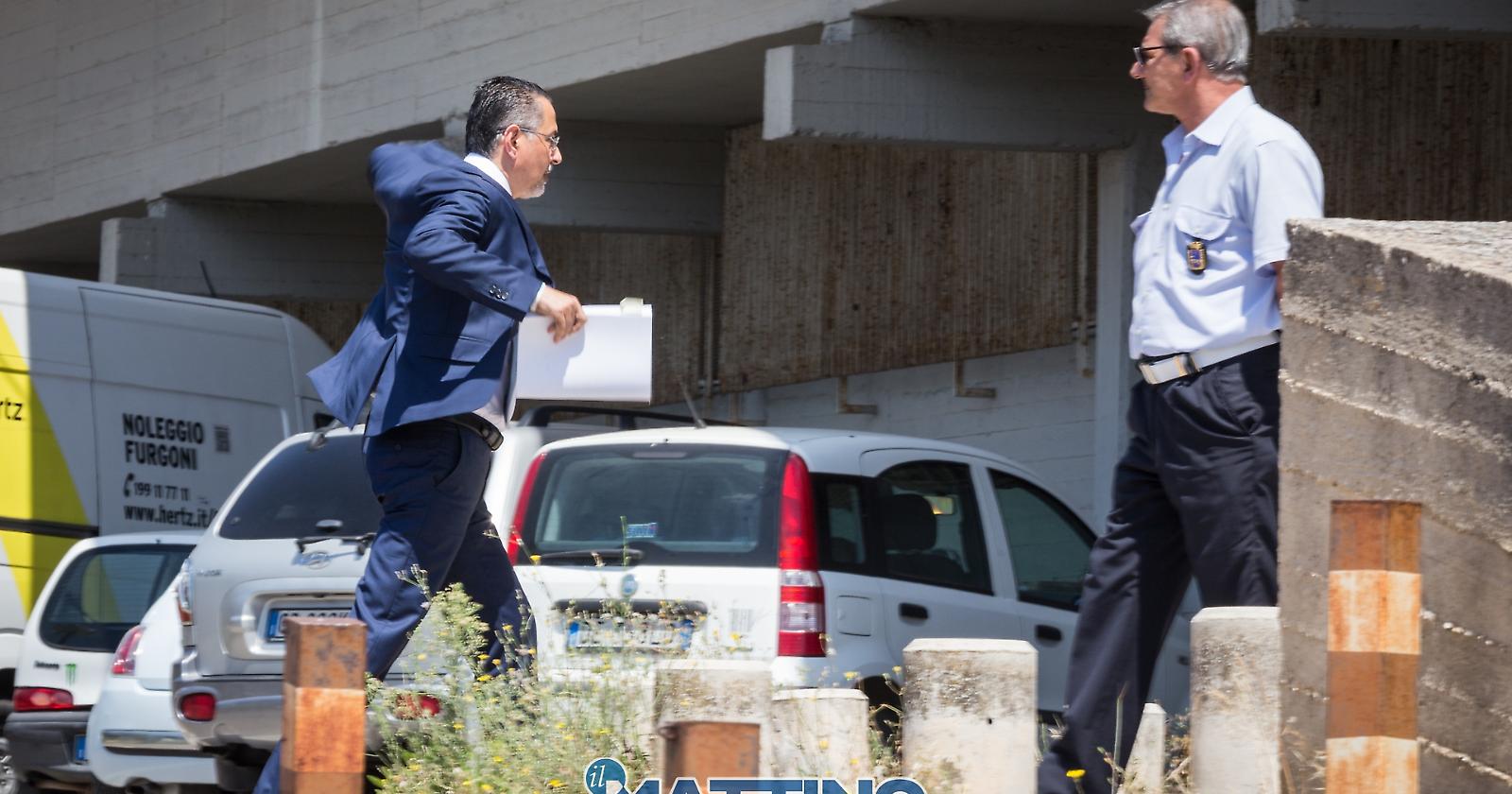 Pittella entra nel palazzo di giustizia di Matera (foto Gianfranco Vaglio)