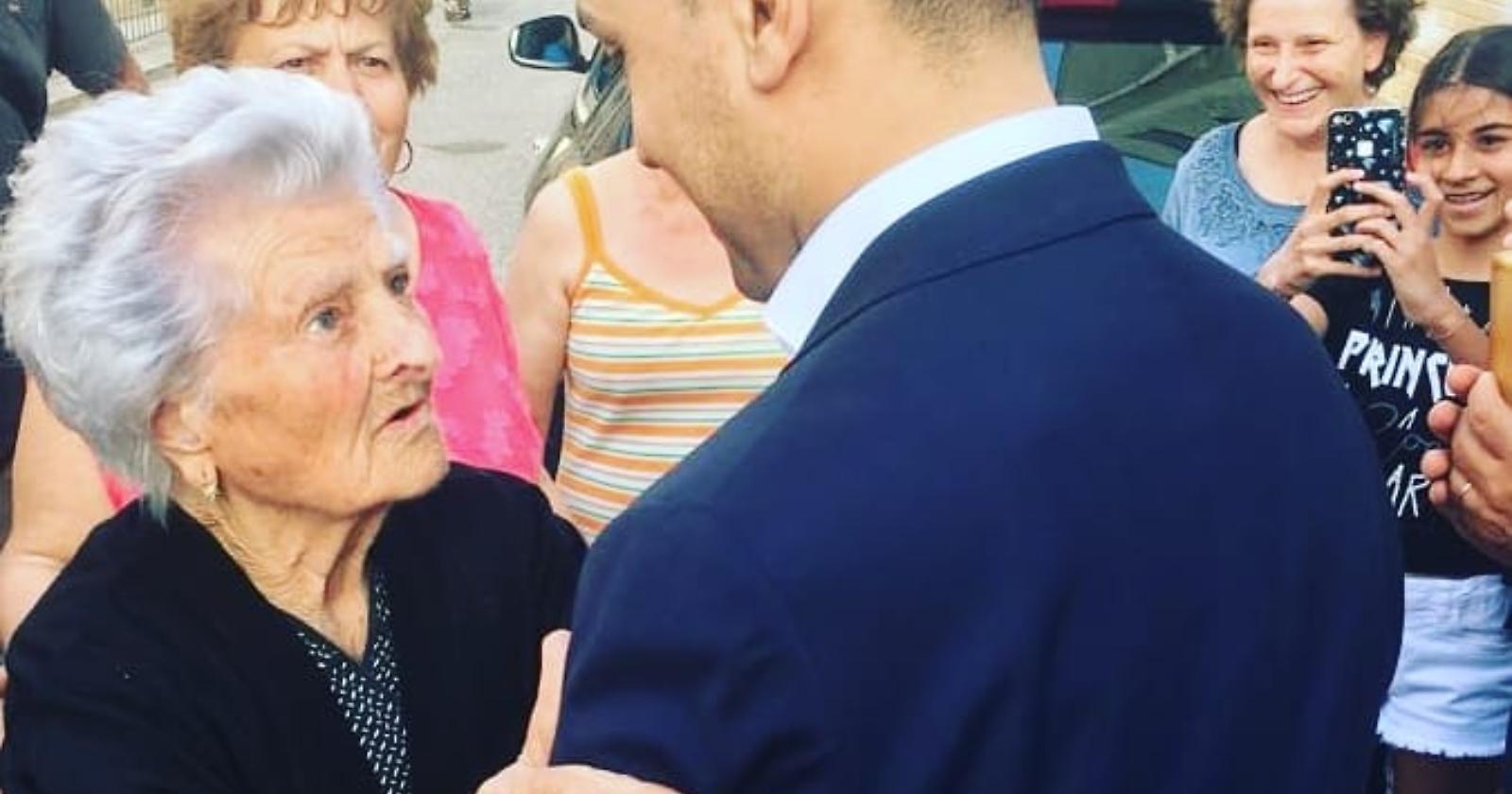 Di Maio a Matera abbraccia un'anziana: «Via le pensioni d'oro, aiuteremo i pensionati»