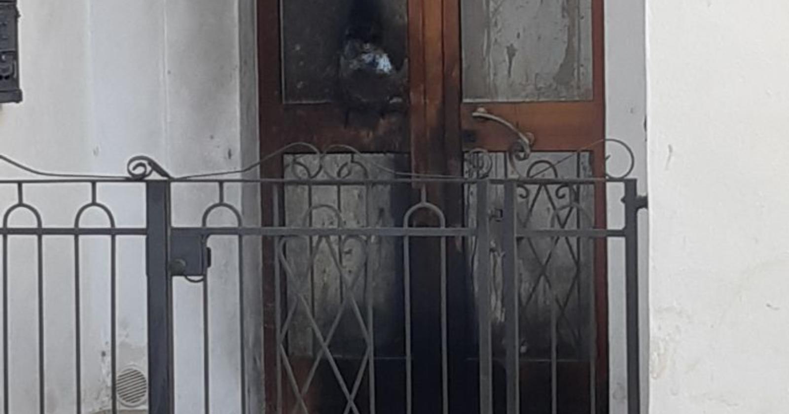Monte Sant'Angelo, in fiamme l'abitazione del 61enne uccise un 23enne