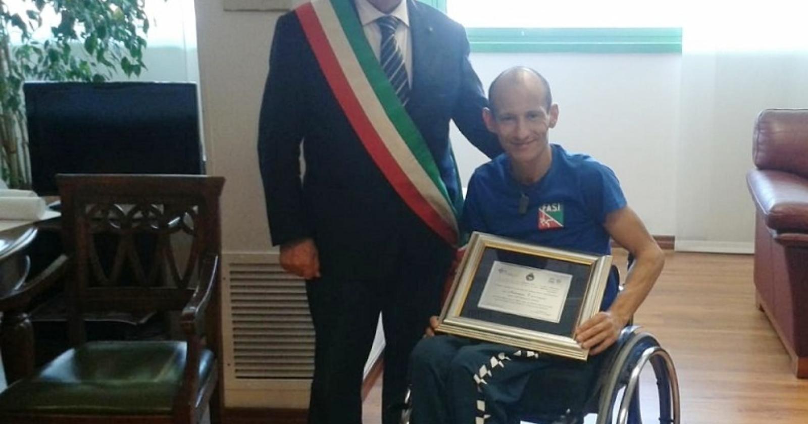 Matera, l'atleta Trevisani premiato dal sindaco De Ruggieri 