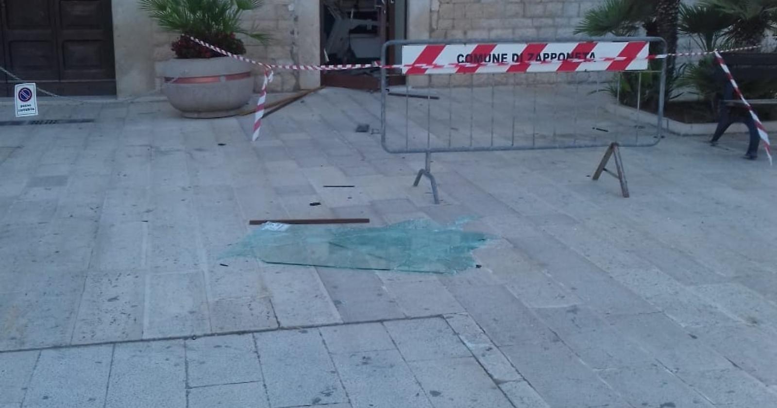 Fallisce assalto al bancomat di Zapponeta, in fuga i 4 banditi incappucciati
