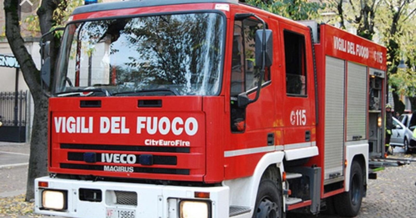Lucera, in fiamme chiosco di panini: incendio accidentale 