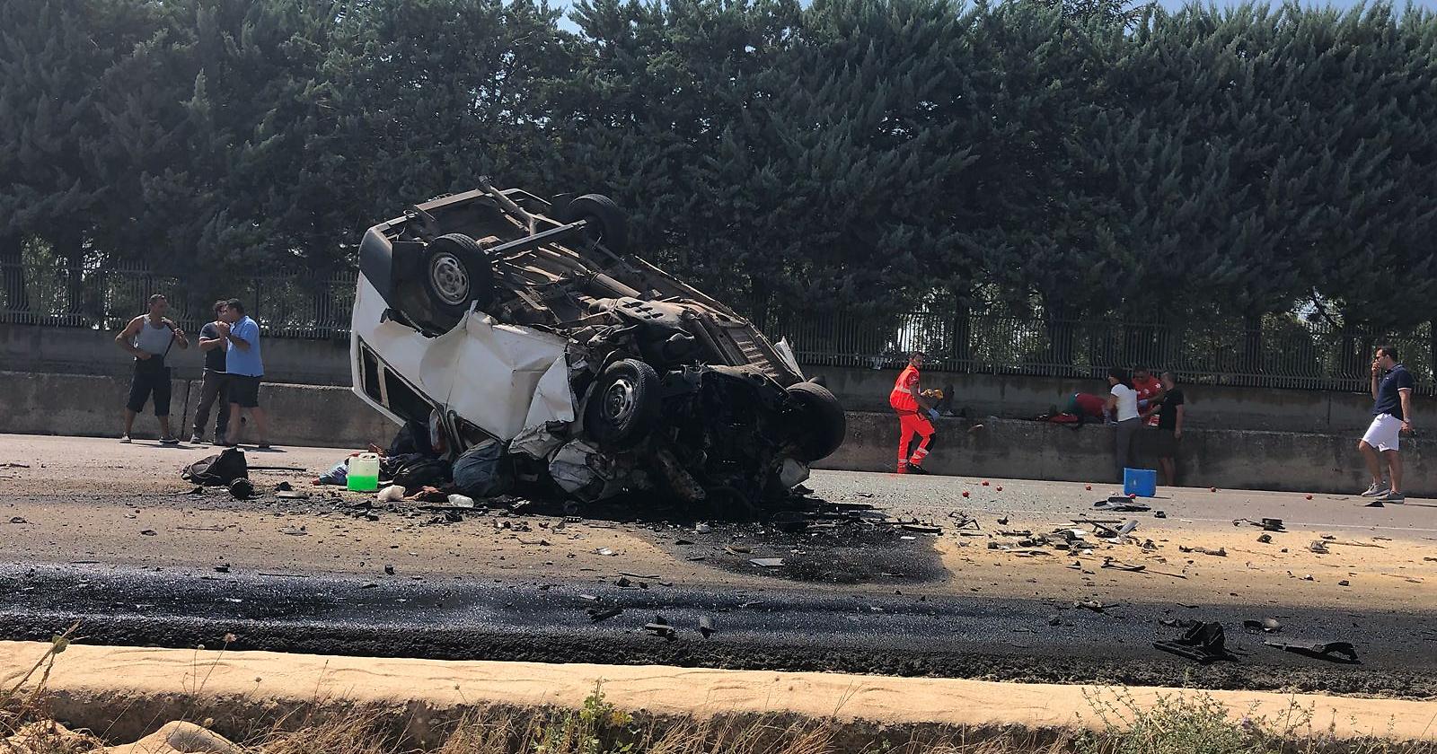 10 i morti nello scontro frontale di un furgone di extracomunitari con un camion di pomodori