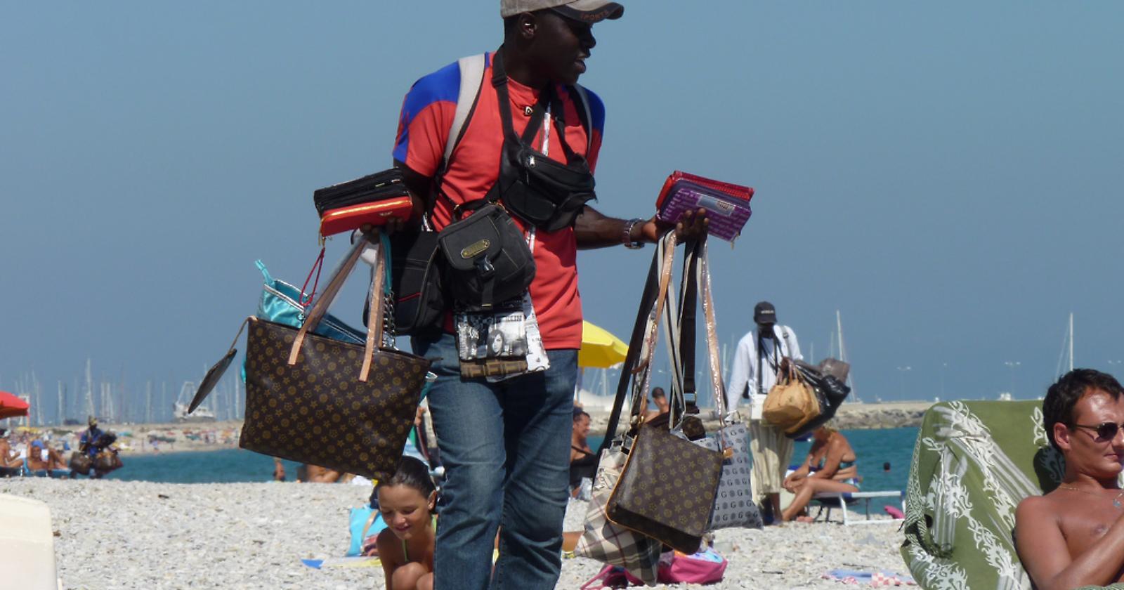 Abusivismo, FdI Policoro: «Contrastare il fenomeno degli ambulanti sulle spiagge»