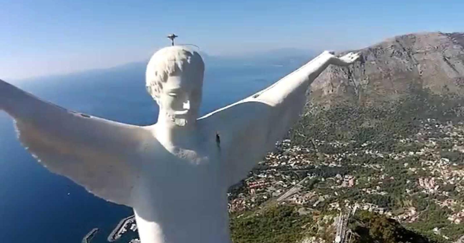Maratea, due fidanzati imbrattano la statua del Redentore: denunciati