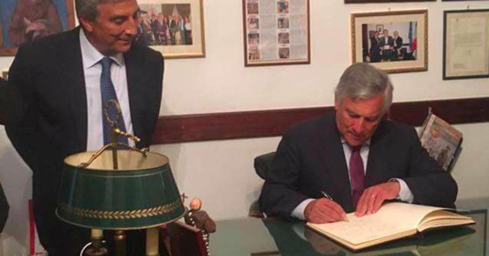 Tajani in visita a Francavilla in Sinni accolto anche dall'ex forzista passato col Pd Viceconte. La  Lega lancia la provocazione: «Non ci credevate? A volte ritornano»
