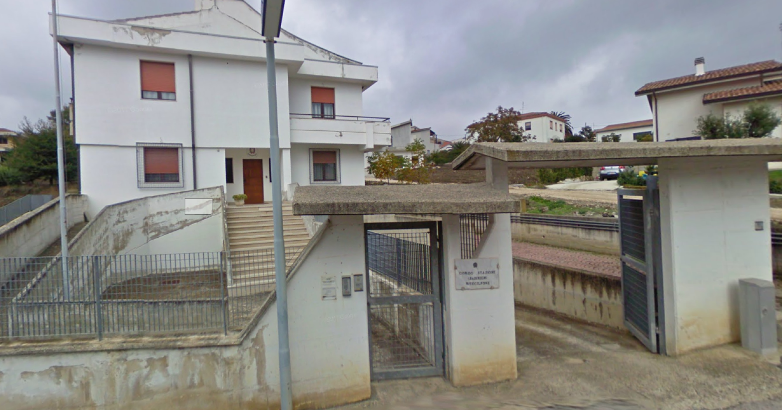 Terremoto. A Montecilfone, epicentro del sisma, cede l'ex caserma dei Carabinieri. Gente in strada, turisti sul lungomare molisano lasciano gli alberghi