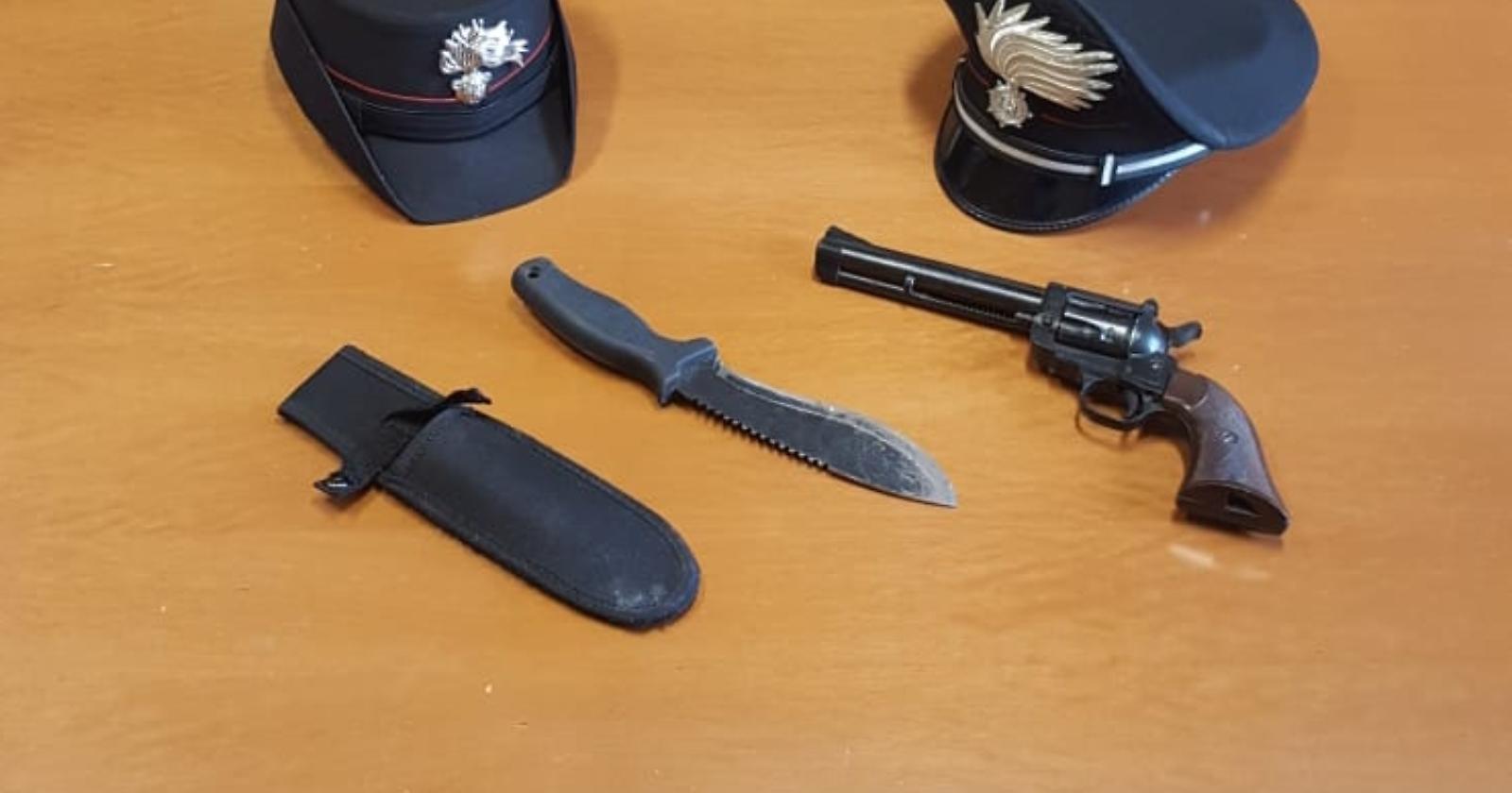 Aveva scambiato Viggiano per il Far West, andandosene in giro con pistola e coltello: arrestato dai Carabinieri
