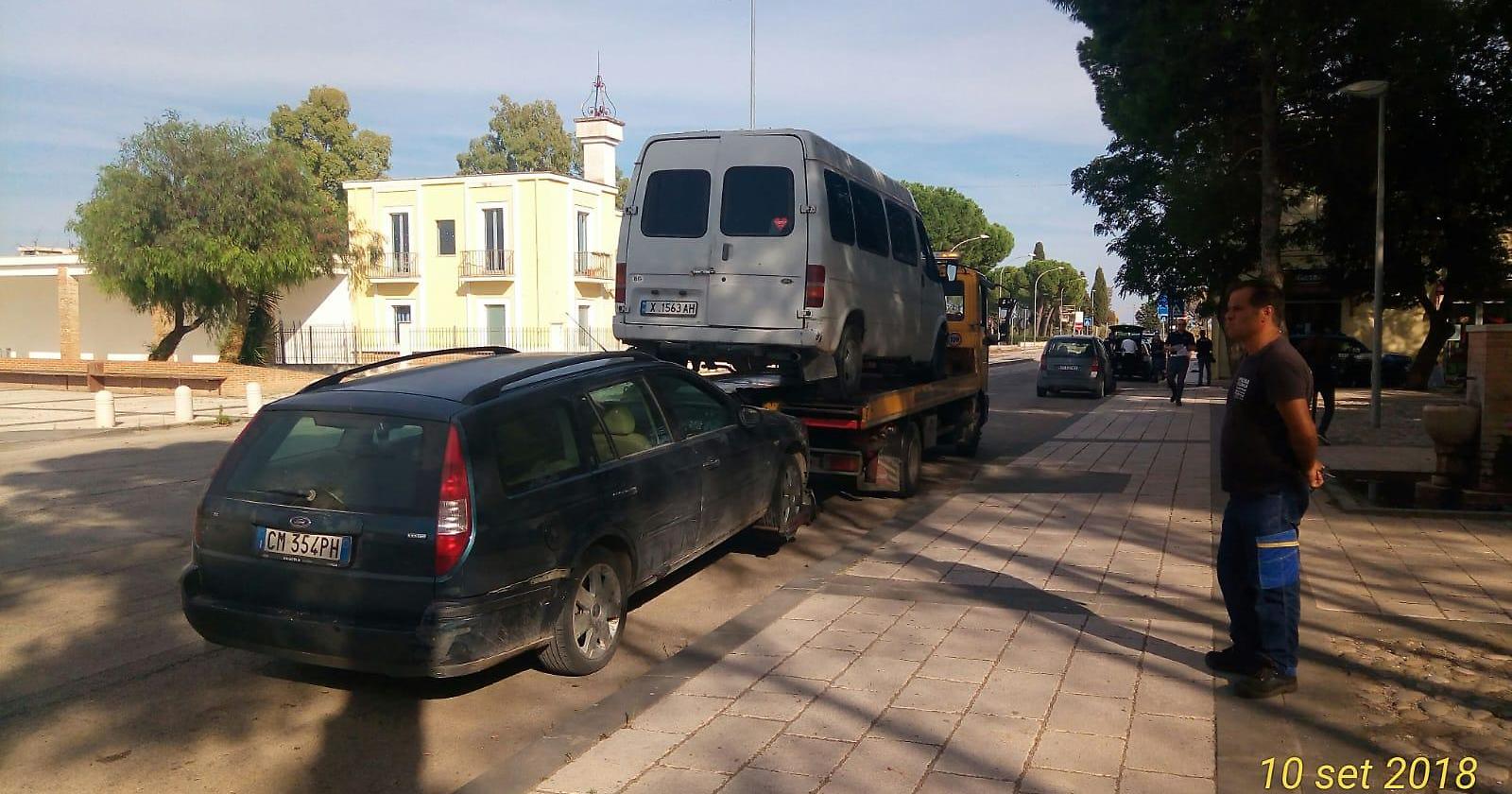 Caporali in fuga nelle campagne: speronano un'auto della Polizia ma i Vigili di Manfredonia riescono a sequestrare macchina e furgone