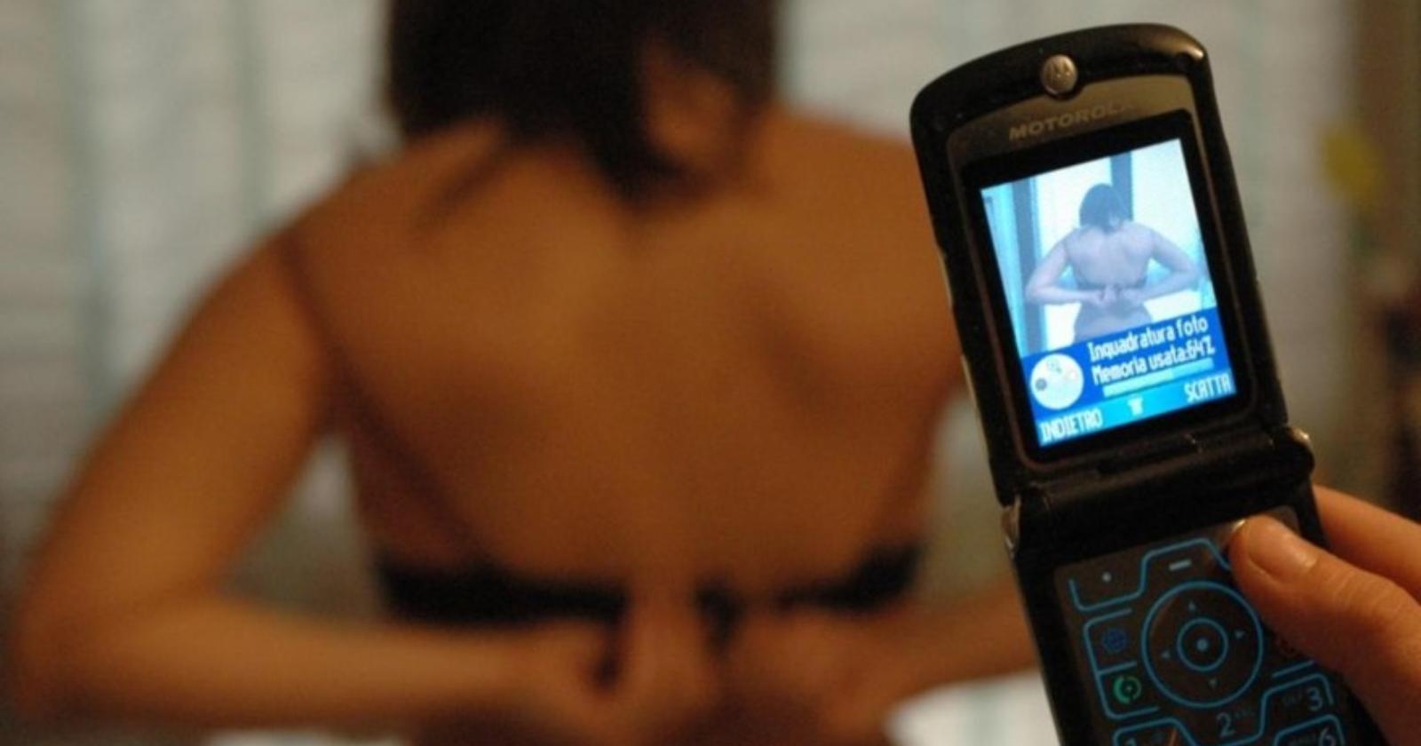 Scatti e ricatti, tenta l'estorsione per diventare il capo della coop: ai domiciliari