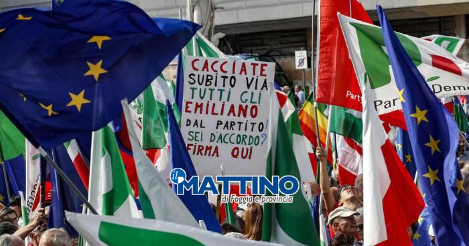 E in Piazza del Popolo PD spunta anche il cartello per cacciare Michele Emiliano. Il governatore: «Chi avrebbe le palle?»