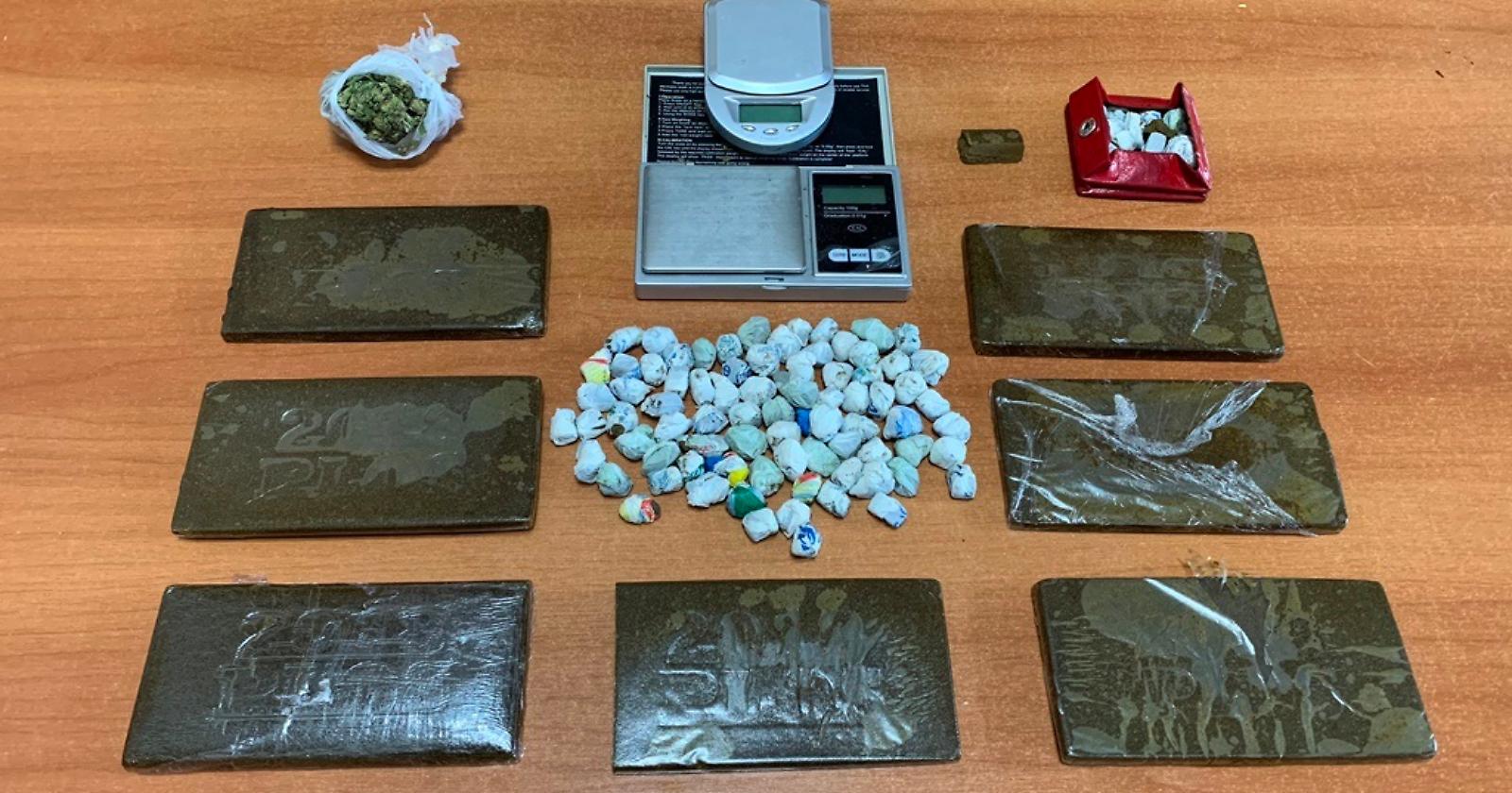 A Venosa un "fiume" di droga ma i Carabinieri lo bloccano: sequestrati 800 grammi di “hashish” e “marijuana”. 