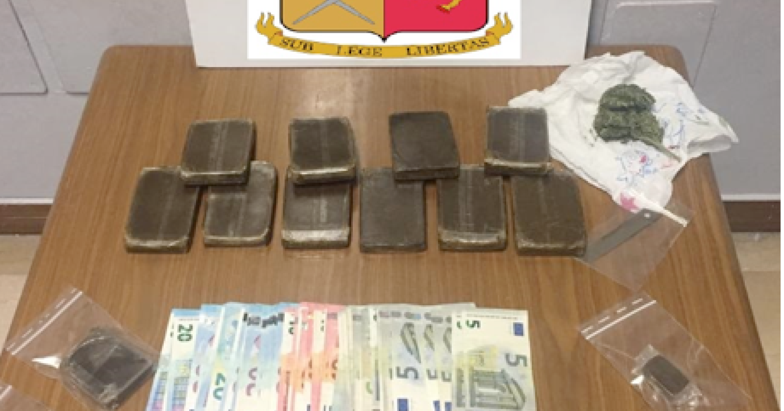 Foggia, Vico Cutino: un chilo di hashish sotto le tegole di un tetto