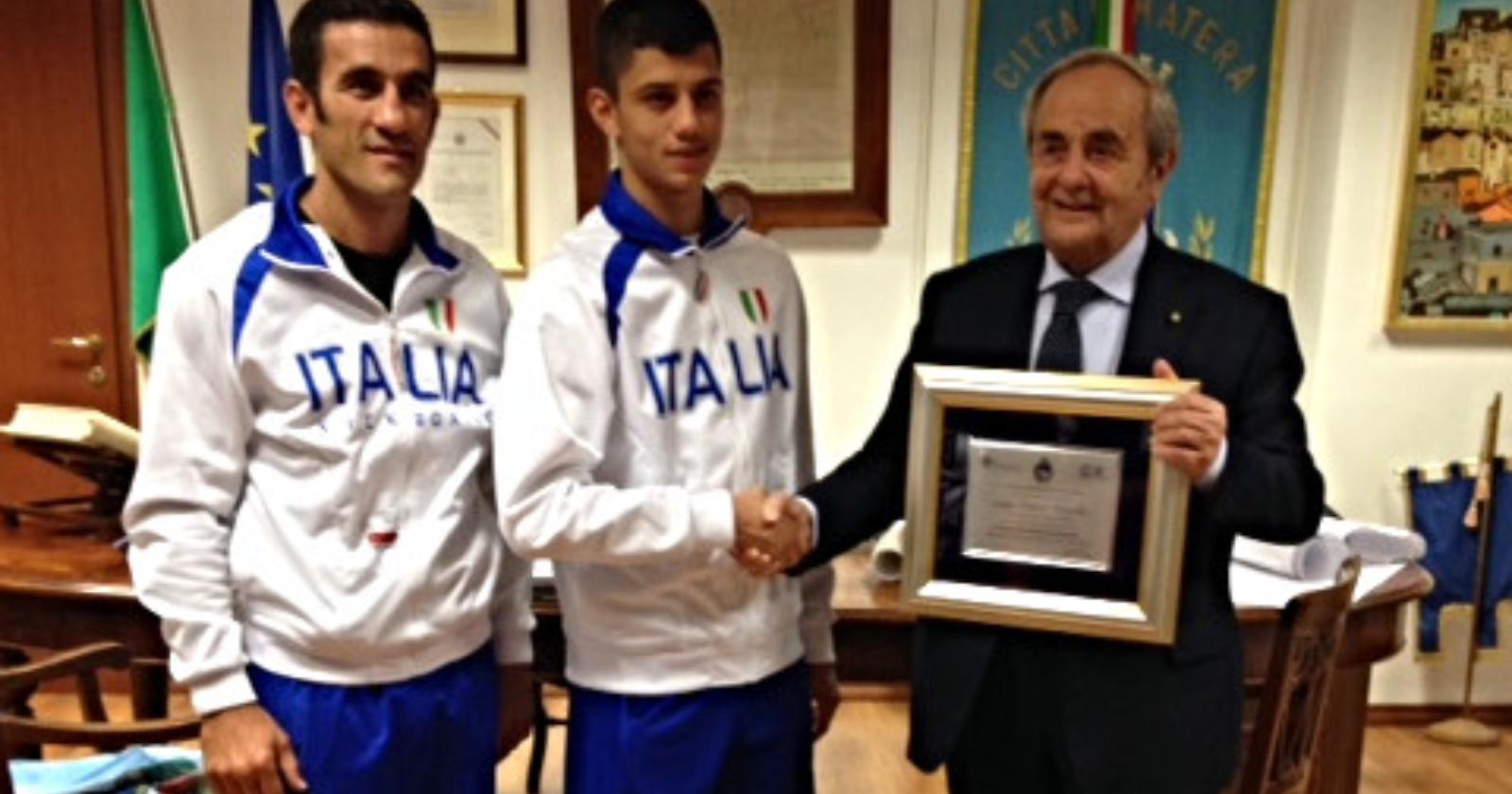 Campione del mondo di kick boxing a 17 anni, il sindaco premia il materano Antonio Gravela