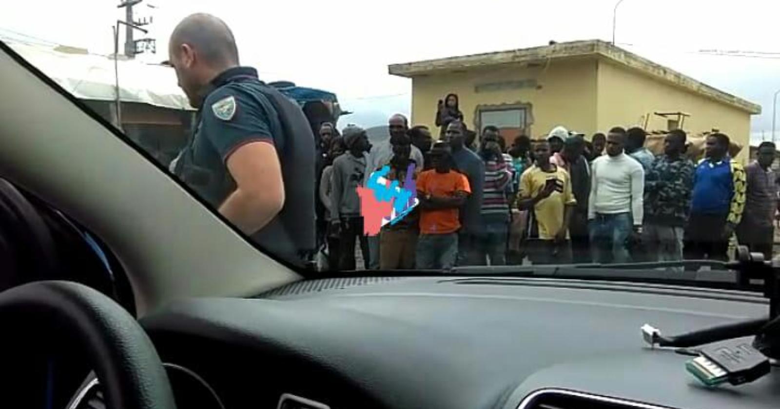 Parla uno dei due poliziotti aggrediti da 50 extracomunitari al C.a.r.a. di Borgo Mezzanone. L'appello a Salvini