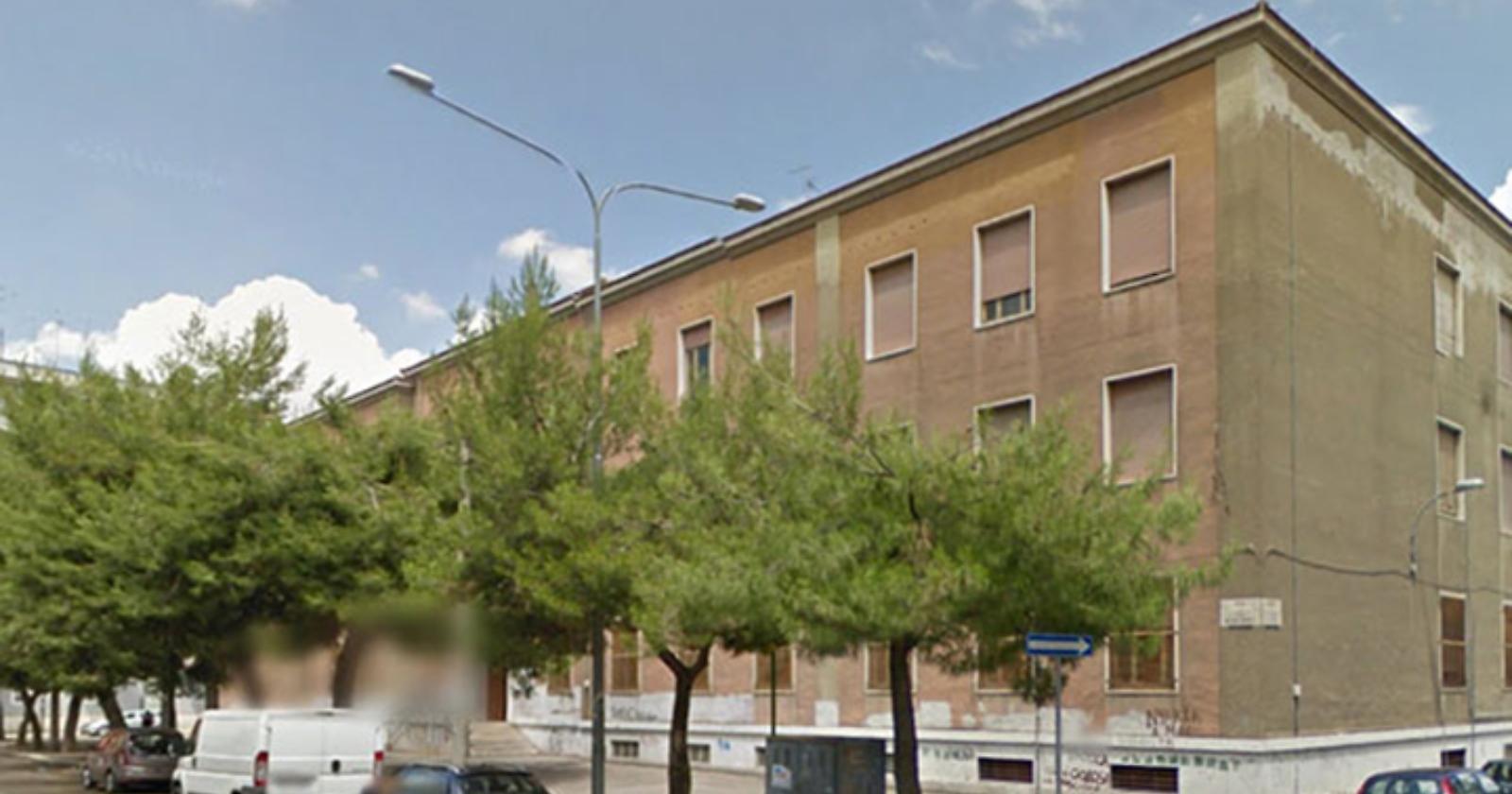 Foggia, sconta la pena rimuovendo le scritte vandaliche sulla facciata di una scuola