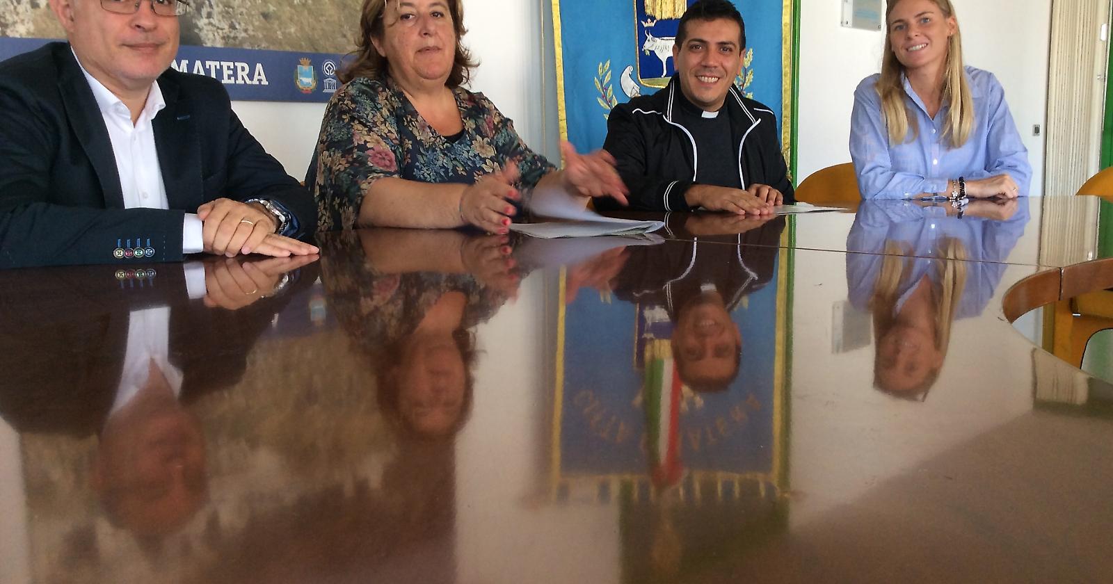 Adotta un nonno a pranzo, anziani e bimbi a tavola nella scuola Nitti