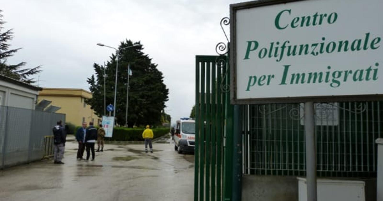 Irrompe nel Cara e pretende 50 euro dal direttore: arrestato