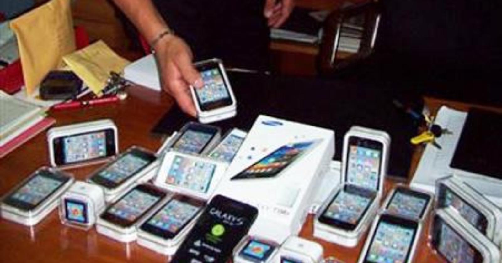 Foggia, approfittano dei lavori alla rete fognaria per svaligiare negozio di telefonini 