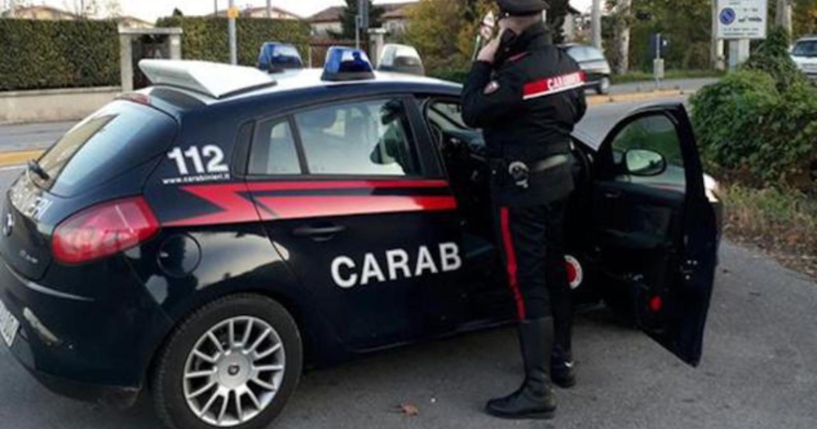 Barile, minaccia con una pistola il suo avvocato e fugge