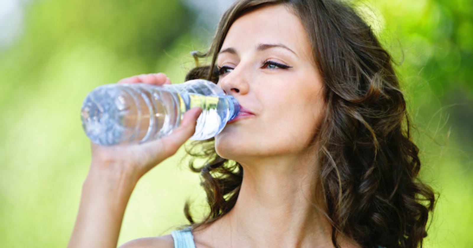 Ragazze, una bella bottiglia d'acqua al giorno leva la cistite di torno