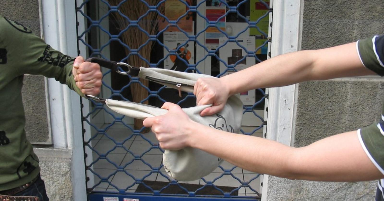 Via Monte San Michele, scippato marsupio: bottino da 2800 euro