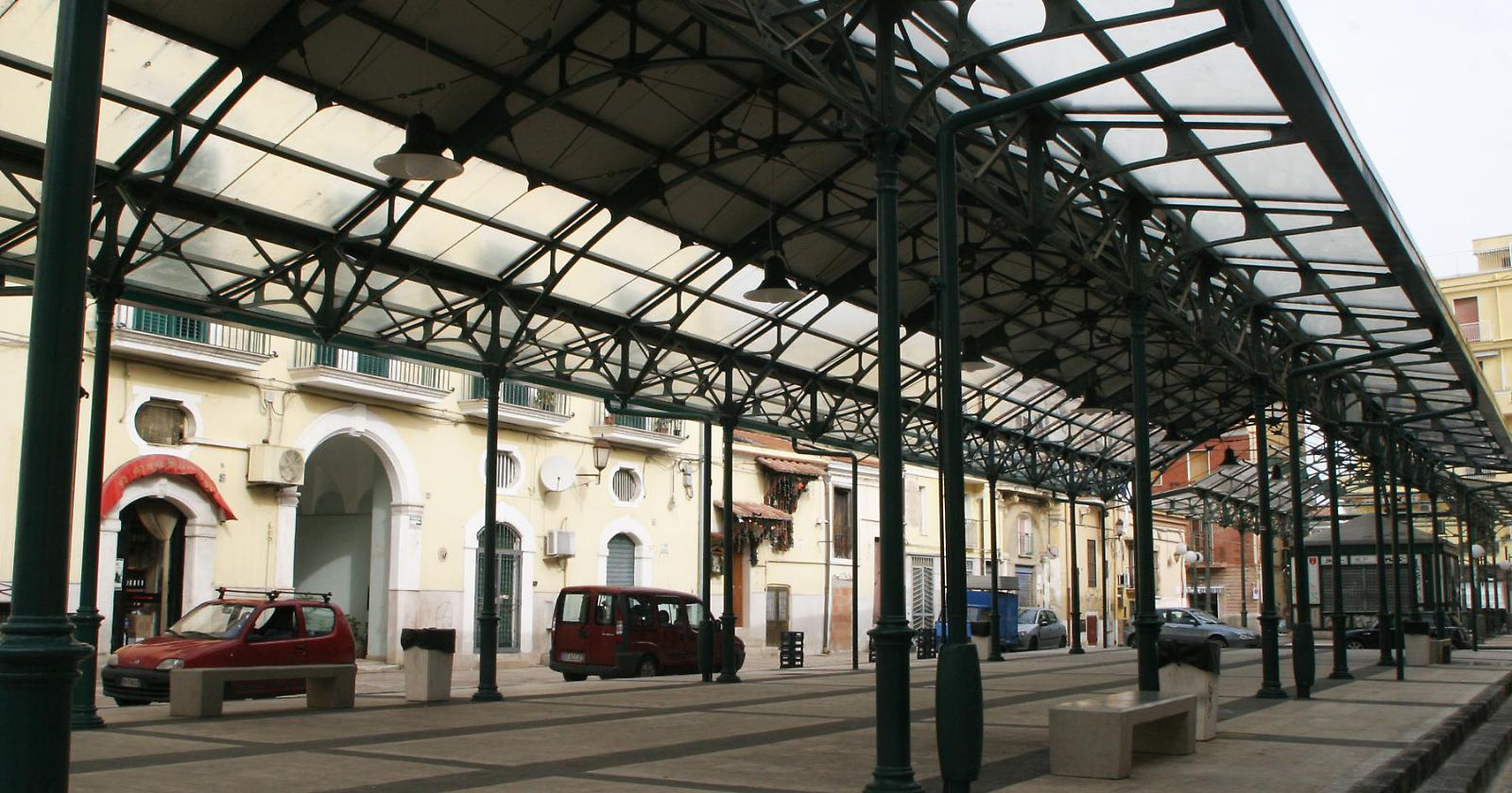 Evade dai domiciliari uno degli spacciatori di 'Piazza Mercato': arrestato 