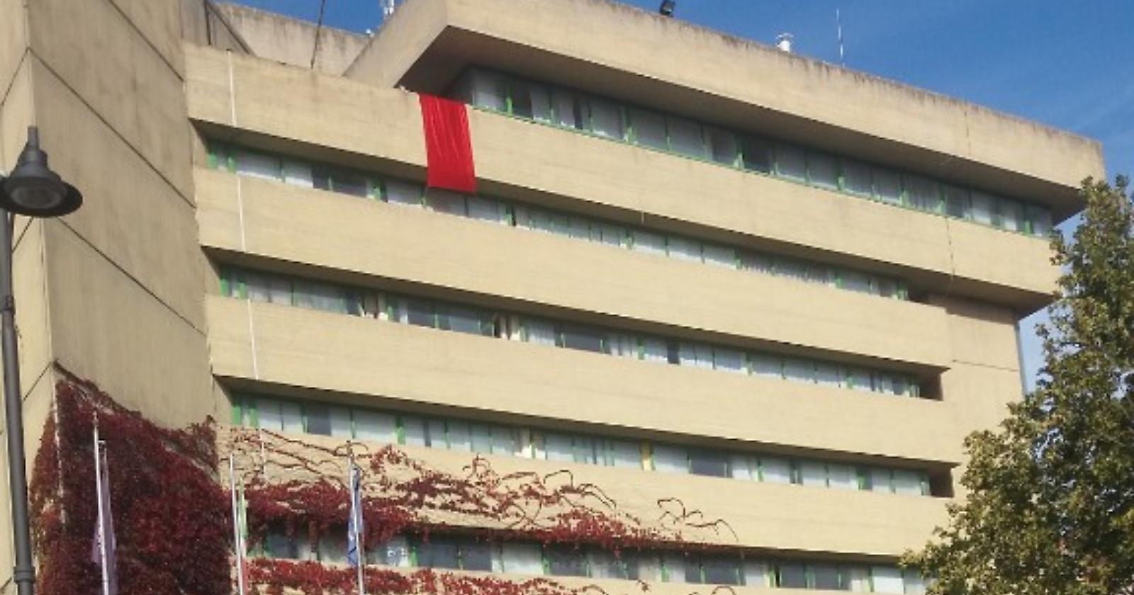Matera, un drappo rosso per la Giornata mondiale contro la violenza sulle donne