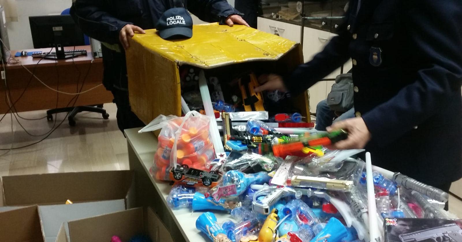 Alla Fiera di Santa Caterina "Babbo Natale" è illegale: la Polizia Municipale gli sequestra 569 giocattoli 