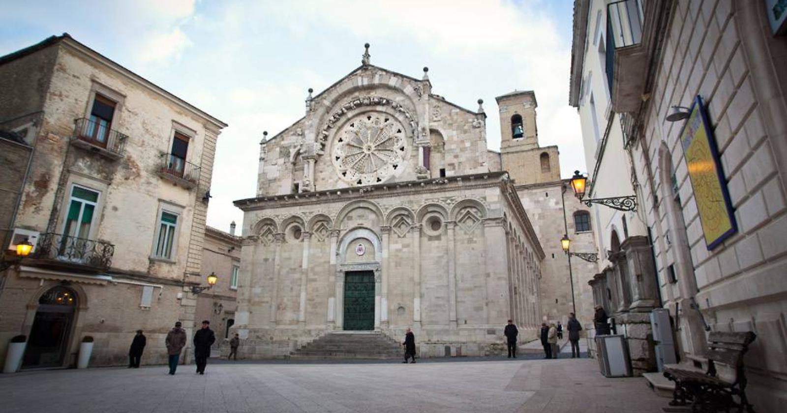 Sul Natale di Troia c'è anche una scarpetta rossa per dire no alla violenza contro le donne