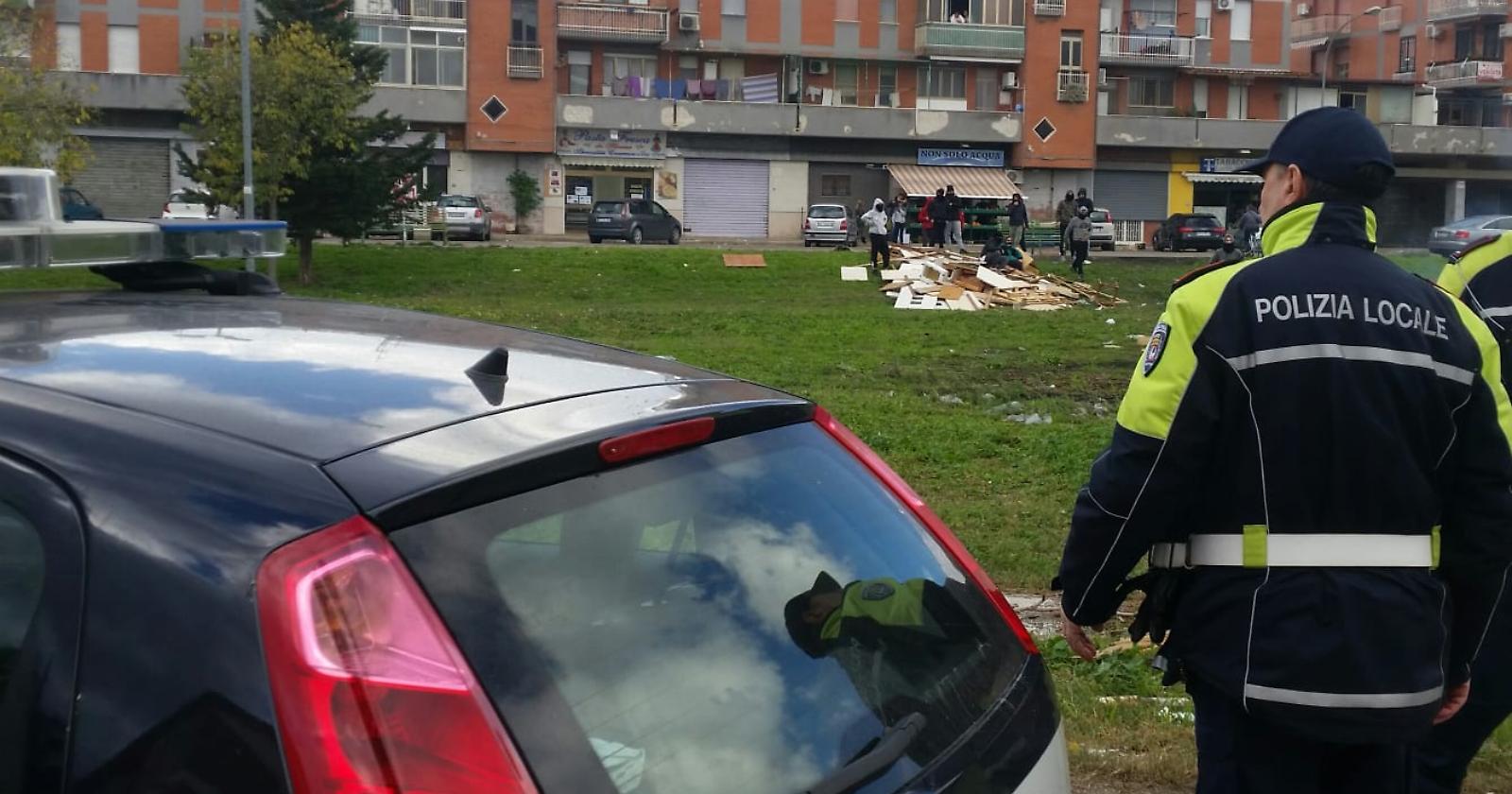 Pietre, petardi e bottiglie Molotov contro la Polizia locale di Foggia: un'Immacolata da guerriglia