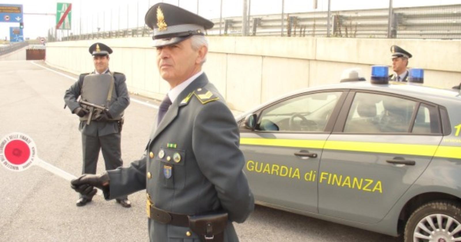 Cerignola, la finanza perquisisce le abitazioni dell'assessore Bufano e del dirigente Izzillo