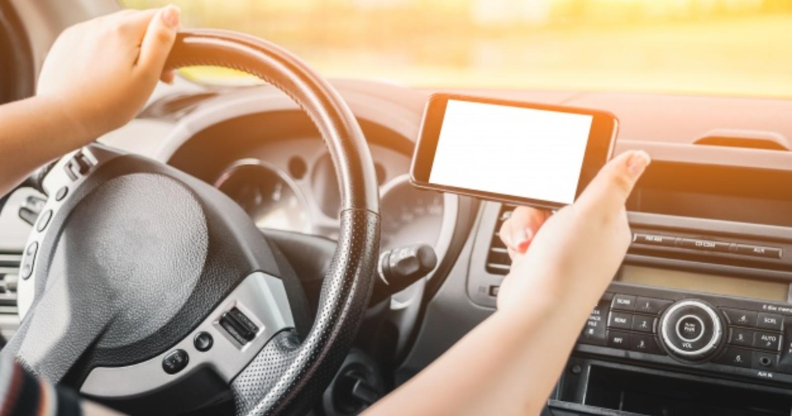 Guidava usando il telefono: i poliziotti la fermano e scoprono che era senza patente e doveva stare agli arresti domiciliari