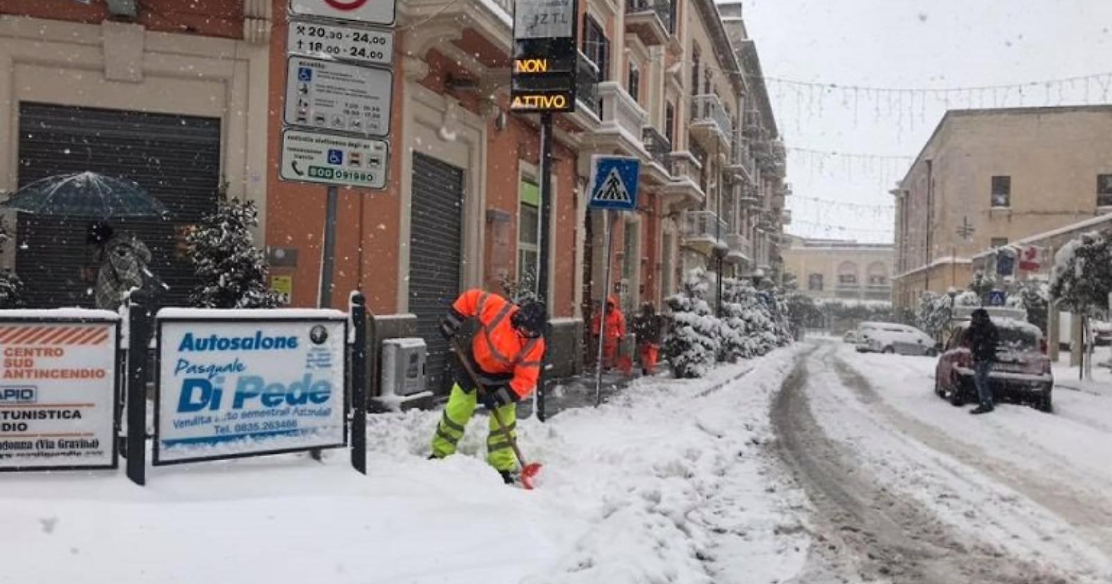 Emergenza maltempo a Matera, mezzi a lavoro per liberare la città dal ghiaccio 