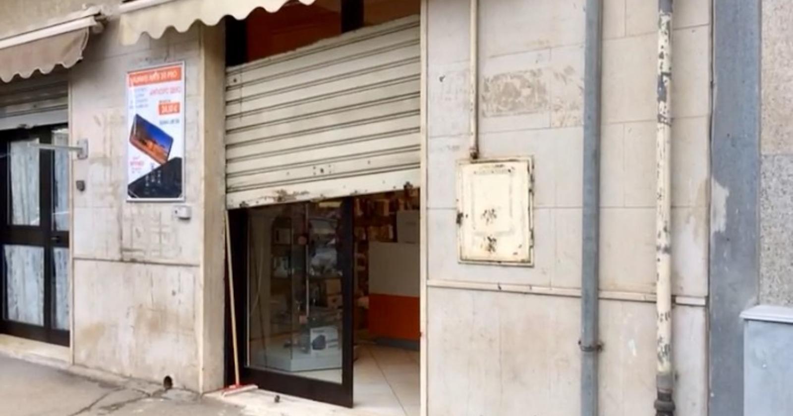 Foggia, furto in un negozio di telefonini: ladri fuggono con 20 cellulari 