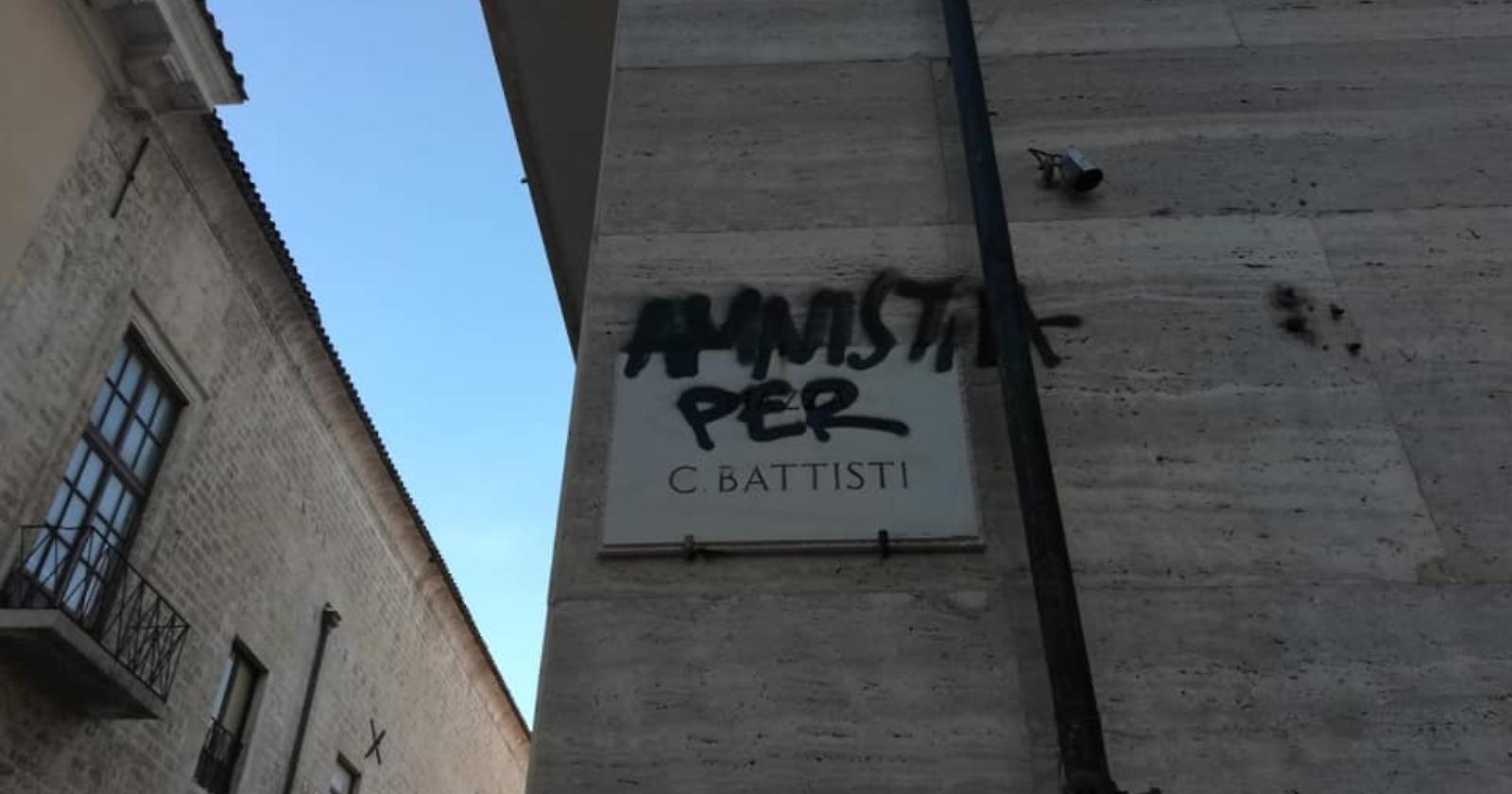 Foggia, imbrattata targa intitolata a Cesare Battisti 