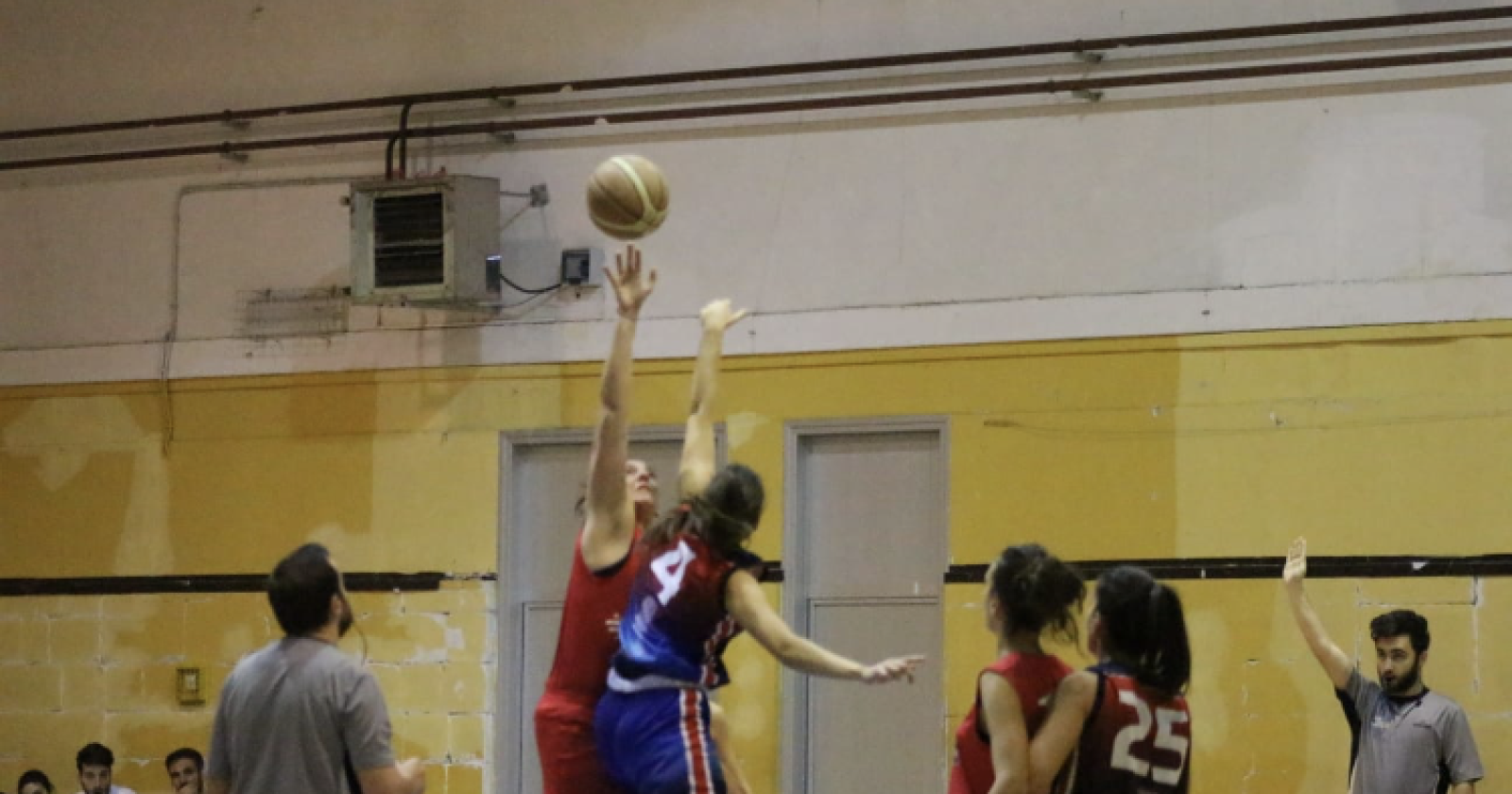 La palla a due tra la Basilia e la Family Caserta nel BIG BIG MATCH di Domenica vinto dalle lucane per 54 a 45 