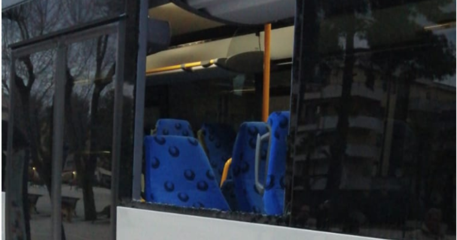 La Carapelle incivile: sassaiola contro autobus 
