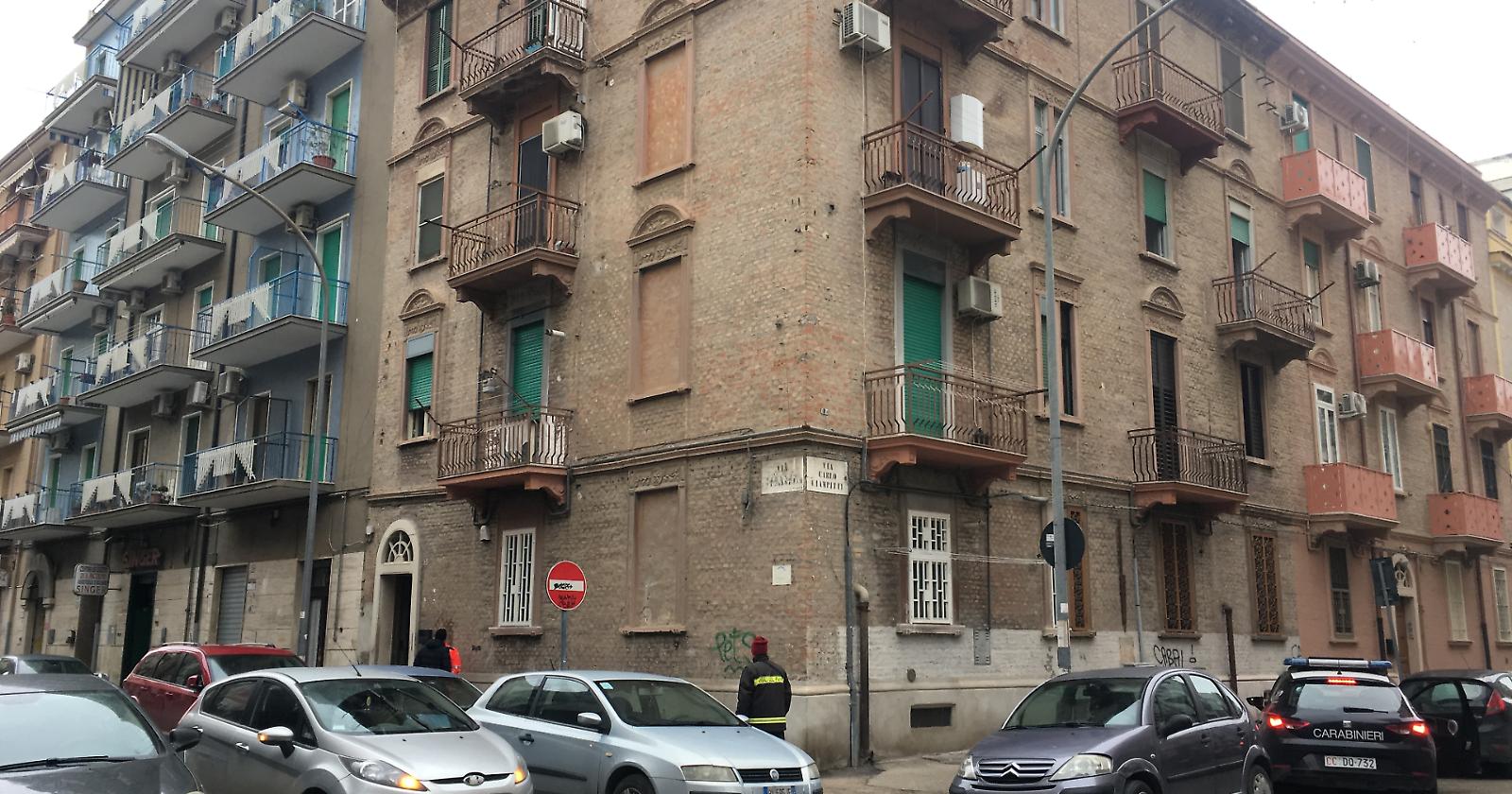 Via Taranto, minaccia anziana madre con pistola: immobilizzato dalla Polizia 