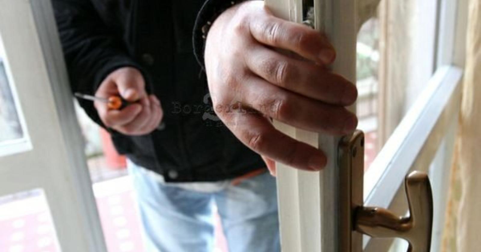 Cagnano Varano, rapinano in casa anziana: via con 150 euro