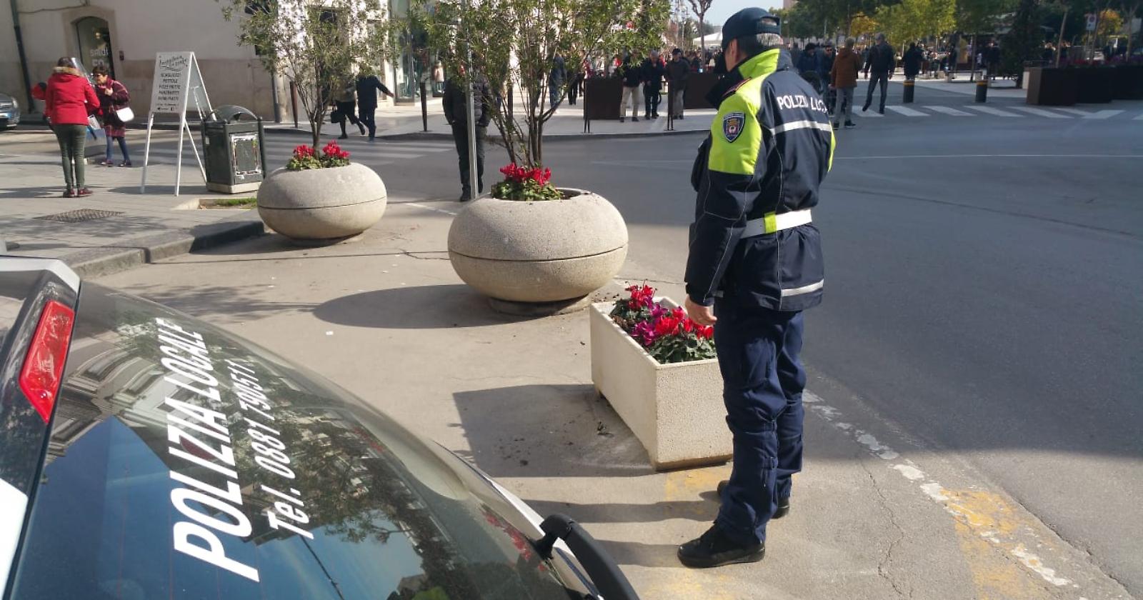 Foggia, polizia locale becca l'automobilista che ha danneggiato fioriera 