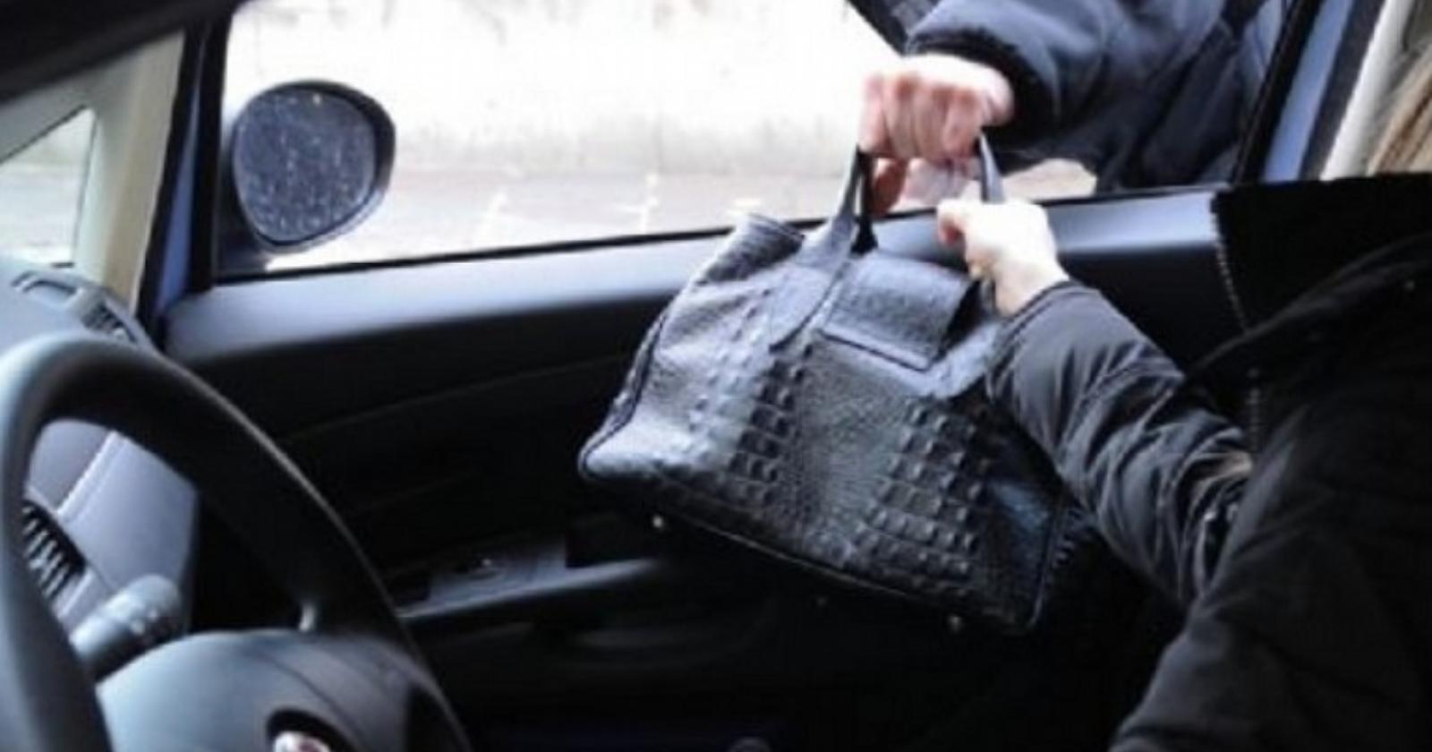 Via La Rosa, poggia borsa su sedile auto: scippata 